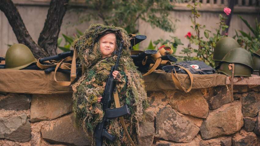 Под видом «духовного воспитания»: в Крыму церковь РФ учит несовершеннолетнему обращению с автоматами Под видом «духовного воспитания»: в Крыму церковь РФ учит несовершеннолетнему обращению с автоматами