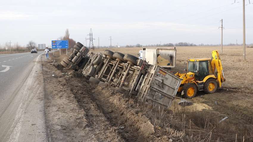 Під Києвом літак, який летів з аеропорту, перекинув вантажівку 