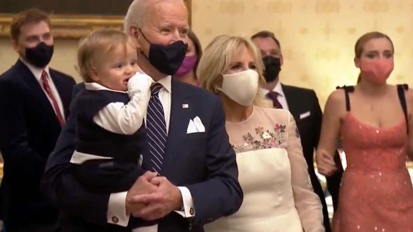 Внук Байдена стал главной звездой во время инаугурационного концерта - смешное видео