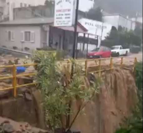 Грецию накрыл мощный шторм "Афина": потоки грязи уничтожают всё на своем пути (ВИДЕО) 