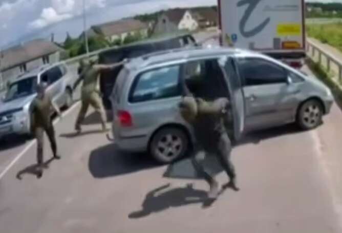 На военнослужащих ТЦК напал мужчина с лопатой: в сеть попало видео На военнослужащих ТЦК напал мужчина с лопатой: в сеть попало видео