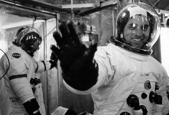 Известный астронавт страдал от аллергии на лунную пыль