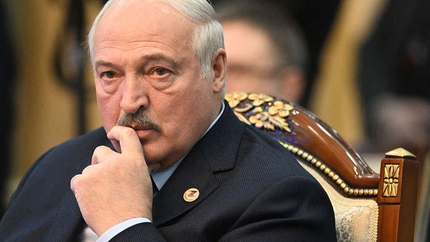 Лукашенко вслед за Путиным начал пугать мир "красной кнопкой" Лукашенко вслед за Путиным начал пугать мир "красной кнопкой"