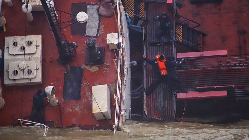 Крушение танкера под Одессой и стратегия "вернуть Крым": какой была эта пятница в Украине