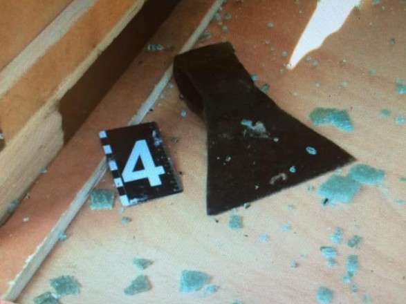 Під Києвом чоловік кидався на людей з сокирою 