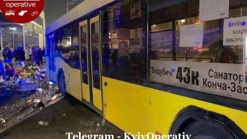 Смертельна ДТП в Києві - автобус зніс зупинку, повну людей Смертельна ДТП в Києві - автобус зніс зупинку, повну людей
