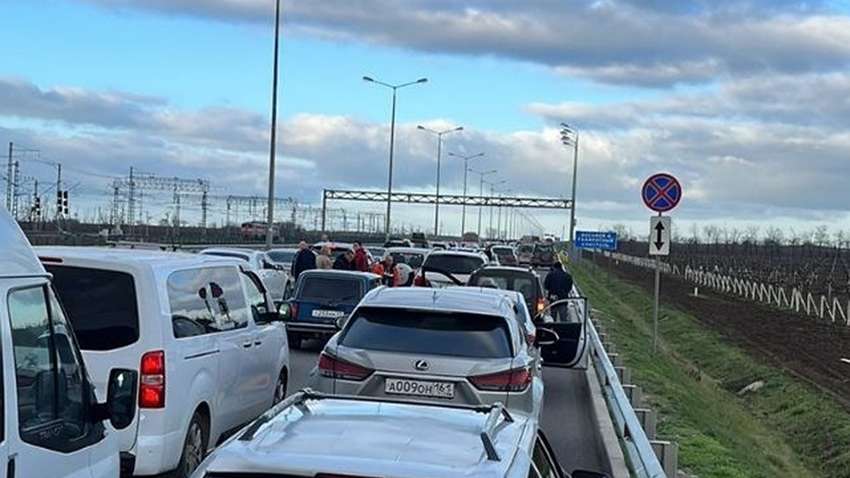 Паніка у росіян. На кримському мосту кілометрові черги (ВІДЕО)