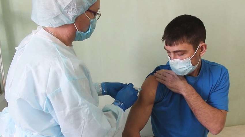 Криворізьких гірників під загрозою звільнень почали масово прищеплювати від коронавірусу