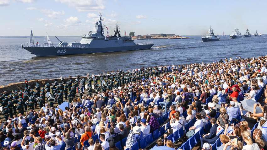 Росіяни провели парад до Дня ВМФ: ЗМІ розповіли, що з ним не так