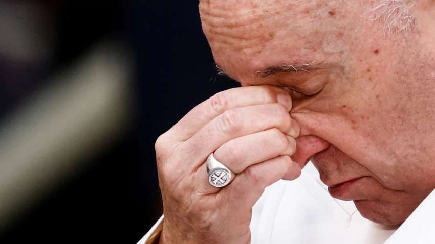 Папа Римский не смог сдержать слез во время молитвы за Украину (ВИДЕО)