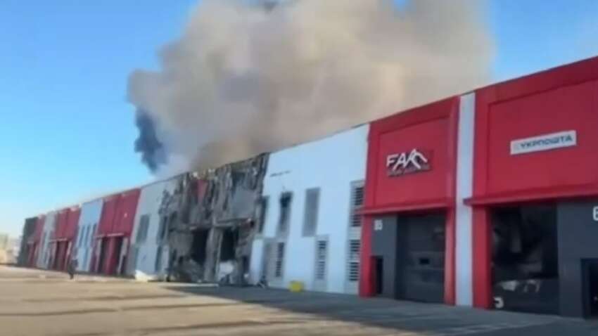 Згоріло близько 900 посилок: Росія влучила у нове відділення Укрпошти 