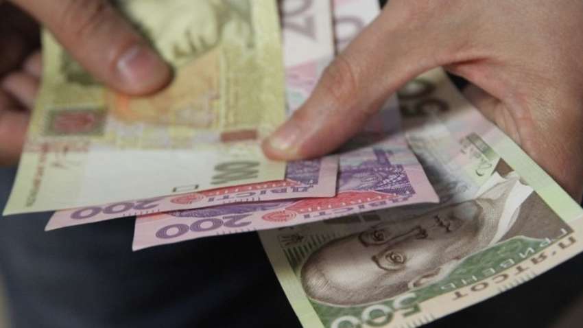 Украинцам массово отказывают в получении 8 тыс. гривен материальной помощи в связи с карантином