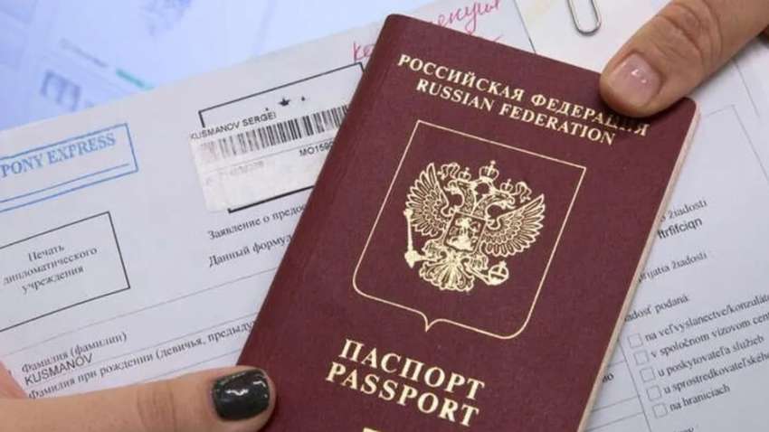 У Єврокомісії розповіли, чи можна заборонити видачу віз росіянам