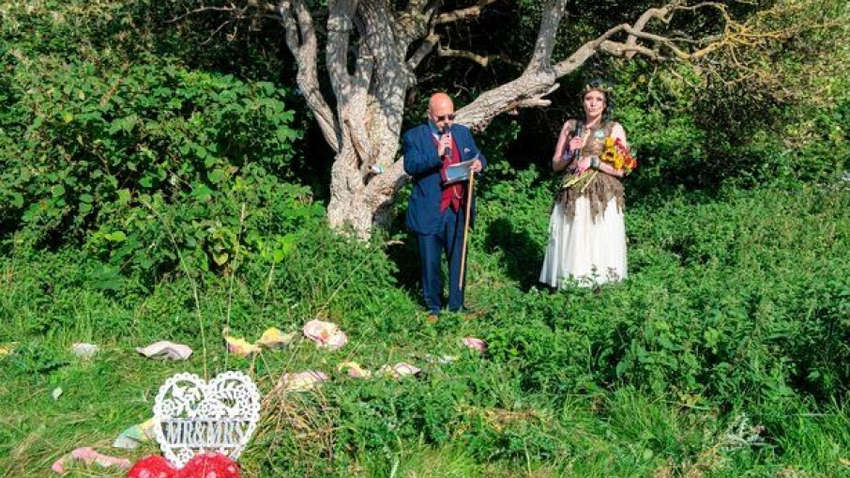 Британка вийшла заміж за дерево і хоче змінити своє прізвище