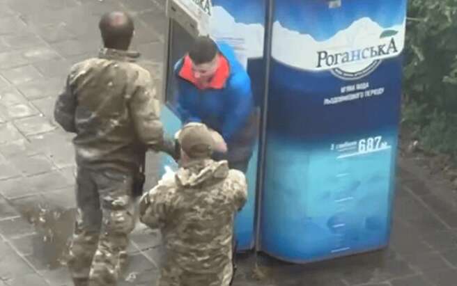 Працівника ТЦК відправили на фронт після скандального інциденту: що він зробив