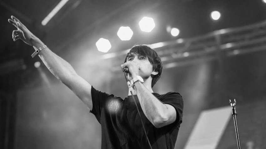 Грав у футбол і просто впав: в Україні помер відомий співак  