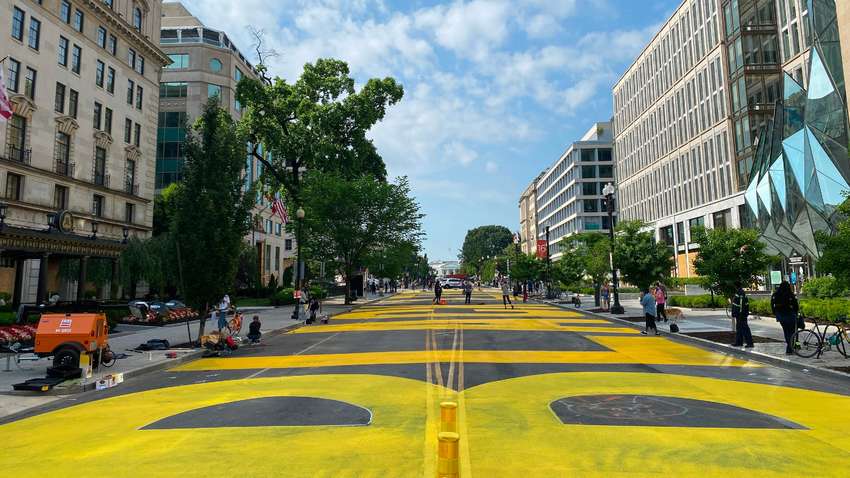 Мэр Вашингтона переименовал улицу перед Белым домом в лозунг BlackLivesMatter Мэр Вашингтона переименовал улицу перед Белым домом в лозунг BlackLivesMatter