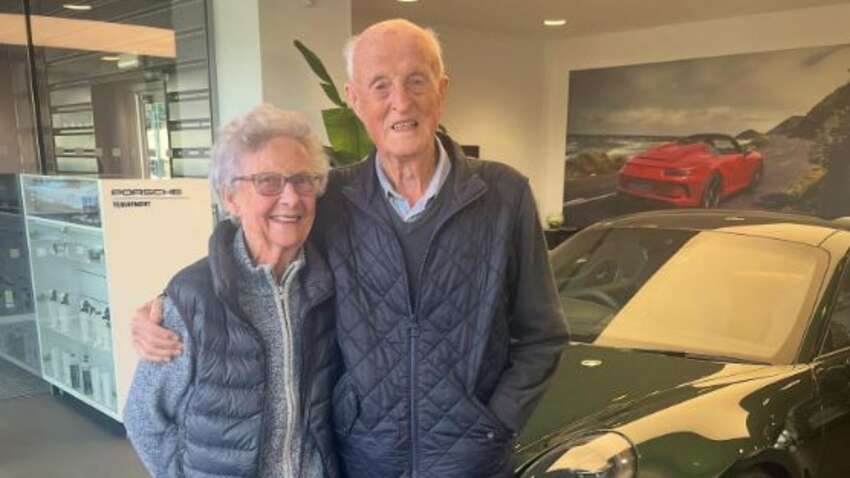 Подружжя з Британії відзначили 70 років шлюбу, купивши стильний спорткар