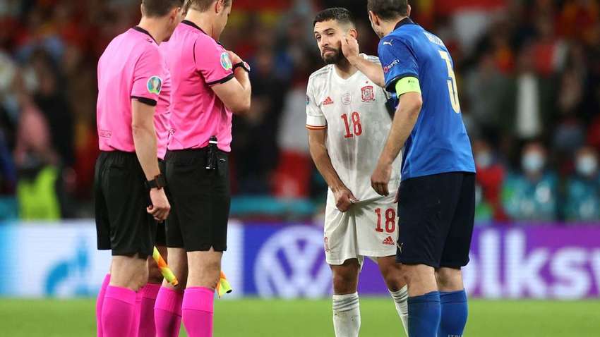 Почему Кьеллини подкалывал Жорди Альбу перед серией послематчевых пенальти в полуфинале Евро-2020 Почему Кьеллини подкалывал Жорди Альбу перед серией послематчевых пенальти в полуфинале Евро-2020