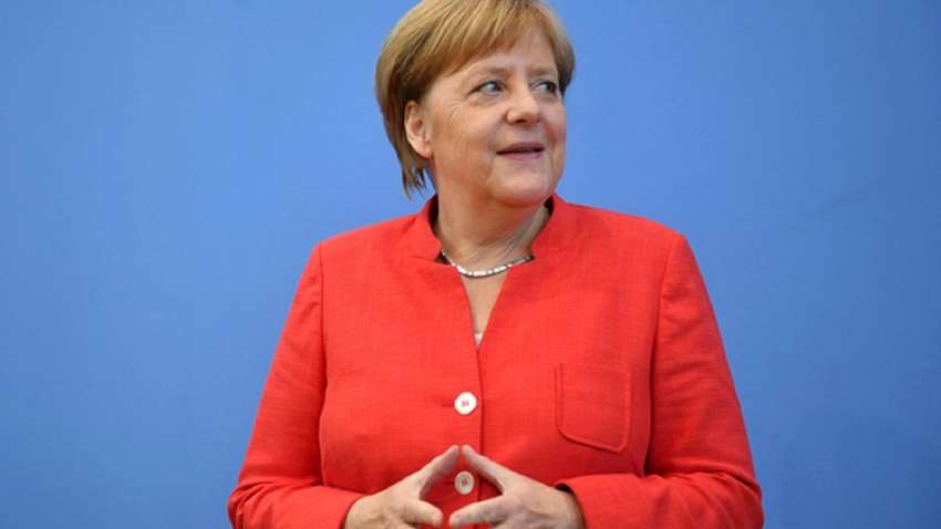 В Берлине машина врезалась в ворота офиса Меркель: на авто написали антиглобалистское послание В Берлине машина врезалась в ворота офиса Меркель: на авто написали антиглобалистское послание