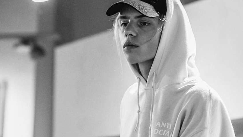 Російський репер жбурнув кросівок в голову дівчини (ВІДЕО) Російський репер жбурнув кросівок в голову дівчини (ВІДЕО)