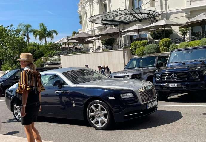 Журналисты показали, как живут элитные беженцы на Лазурном побережье: в ДБР отреагировали (ВИДЕО) Журналисты показали, как живут элитные беженцы на Лазурном побережье: в ДБР отреагировали (ВИДЕО)