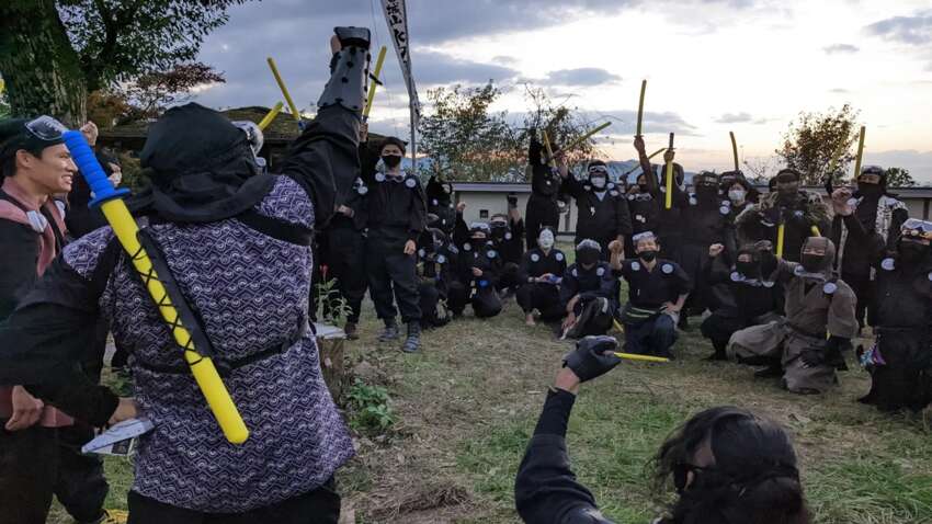 Японские мэры объявили войну друг другу: сотням ниндзя предложили сразиться ночью