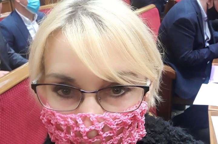 ФОТОФАКТ: нардеп прийшла у Раду в масці-авосьці