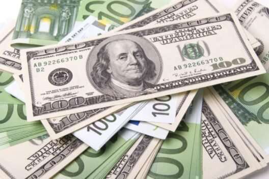 Доллар снова покатился вниз: какие прогнозы на июль