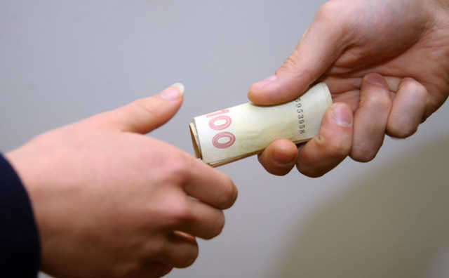 В Лисичанске раздачу денег пенсионерам назвали подкупом избирателей в пользу кандидата Сухова