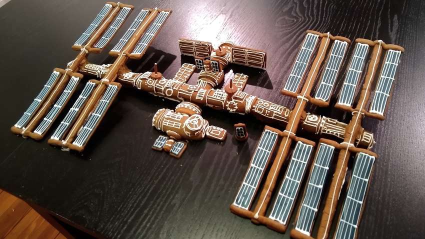 Пряничная космическая станция — в Сеть попали фото необычной рождественской выпечки Пряничная космическая станция — в Сеть попали фото необычной рождественской выпечки