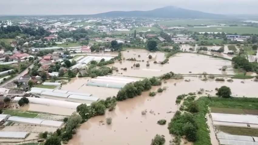 "Паводки на Закарпатті": Шмигаль і Аваков терміново вилетіли рятувати регіон "Паводки на Закарпатті": Шмигаль і Аваков терміново вилетіли рятувати регіон