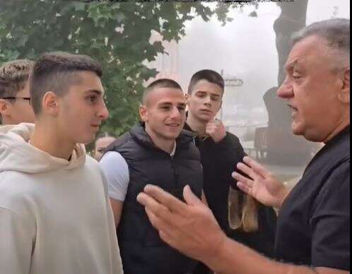 «Ти б іще шубу оділа і шапку ондатрову»: у Городенці директор школи заставив дітей прийти у шортах