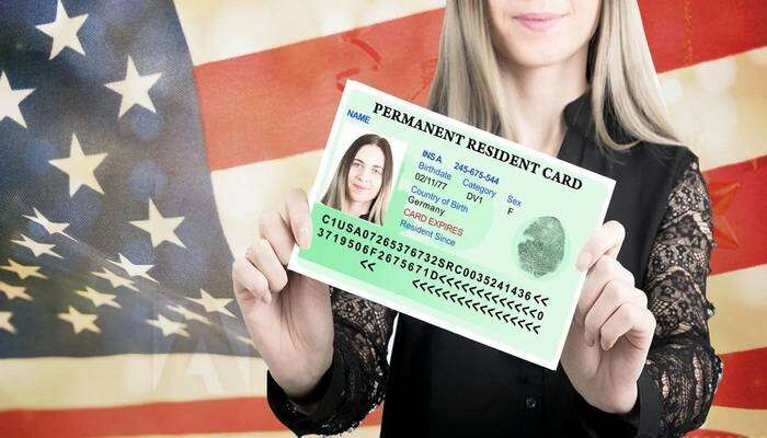 Власники «зелених карт» завмерли в страху через можливу депортацію: що їм робити