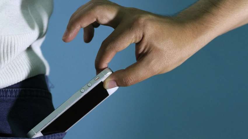 В кабинеты Разумкова и министров запретили заходить с телефоном после скандальной «прослушки Гончарука»