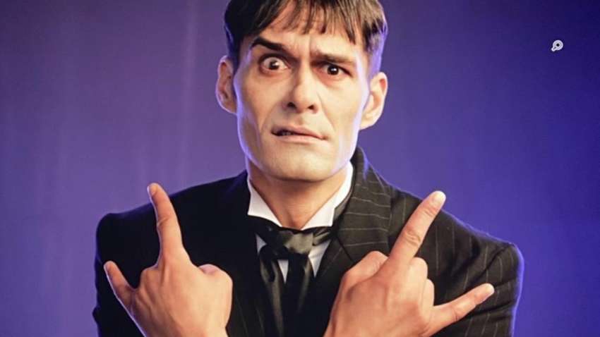 Похмурий дворецький із "Уенздей" виявився спекотним мачо: як він виглядає насправді (ФОТО)