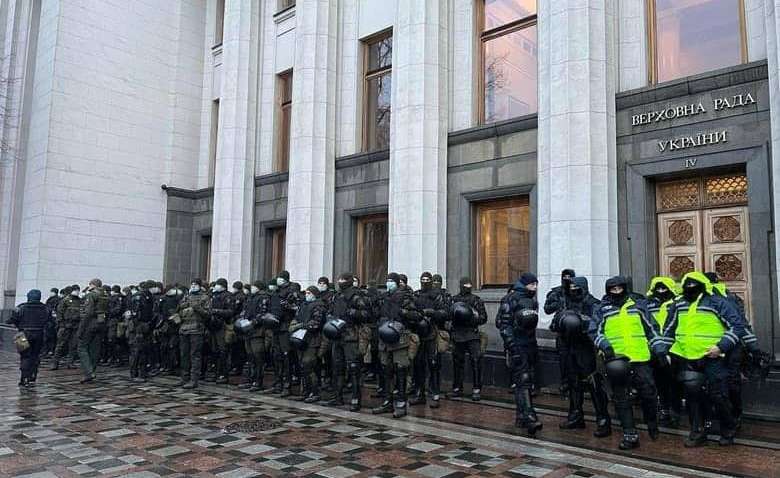 Автозаки, спецтехника: почему полиция усилила меры безопасности в Киеве Автозаки, спецтехника: почему полиция усилила меры безопасности в Киеве