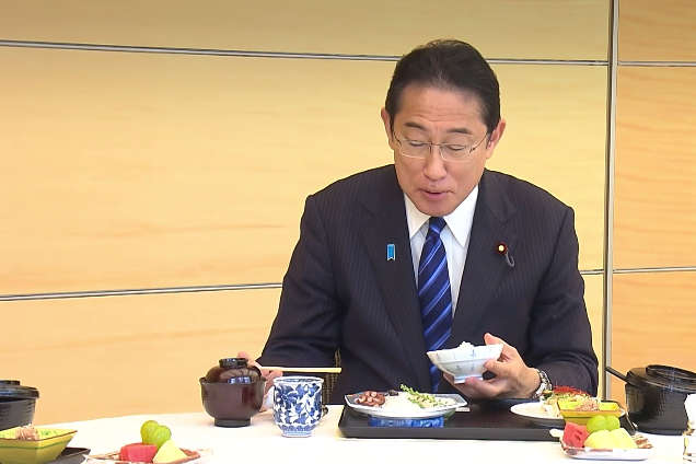 Прем'єр Японії спробував рибу після зливу радіоактивної води