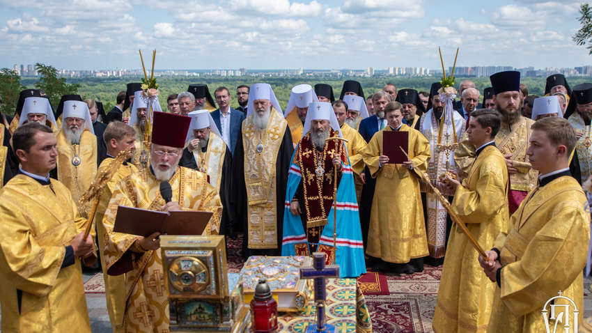 Праздничная литургия, чудотворные иконы и мощи: как в Киеве отмечают День Крещения Руси