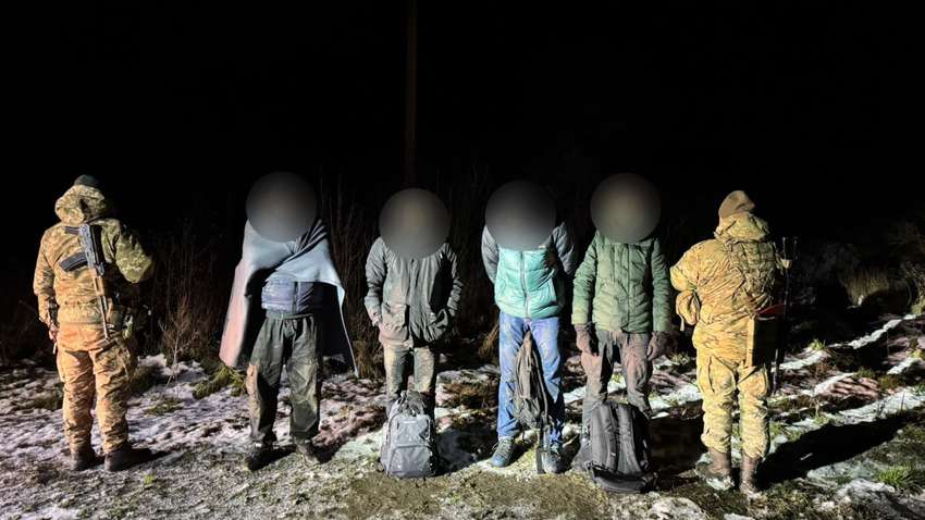 Платили криптою: на кордоні з Молдовою затримали четверо чоловіків Платили криптою: на кордоні з Молдовою затримали четверо чоловіків