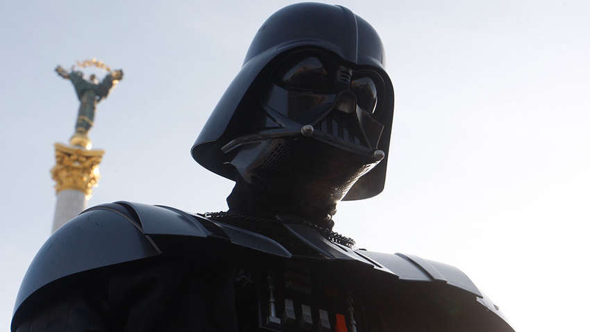 Дарт Вейдер снял маску: ЦИК опубликовала фото кандидата от "темных сил"