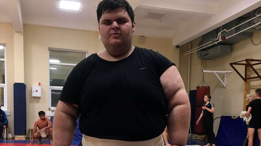 Найбільший хлопчик у світі: в Росії помер хлопець, який потрапив до Книги рекордів Гіннеса