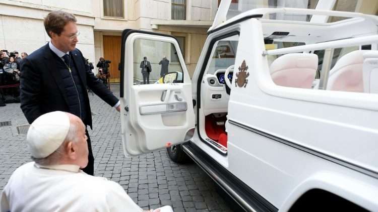 «Mercedes-Benz» передав до Ватикану новий повністю електричний «папамобіль»