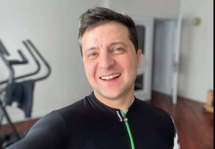 Зеленский рассказал, что «сушит кофту» после тренировки: бывший министр обозвал его "м*даком" Зеленский рассказал, что «сушит кофту» после тренировки: бывший министр обозвал его "м*даком"