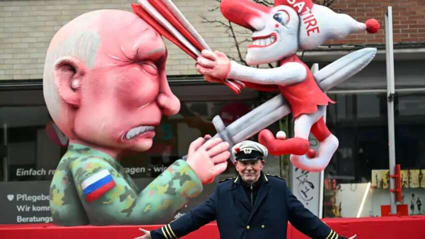 У Німеччині виставили нові скульптури Путіна, які висміюють російського диктатора (ФОТО)