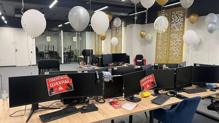 В Киеве работники мошеннического call-центра в присутствии полиции избили журналистов