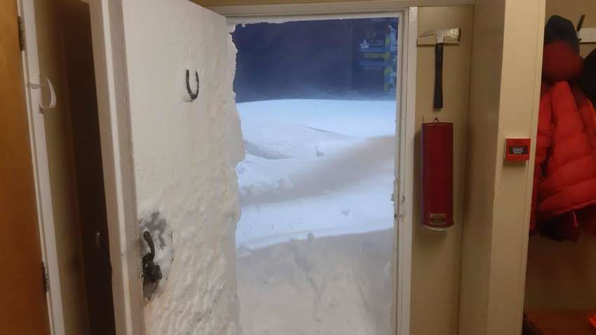 Украинскую антарктическую станцию мощно замело: захватывающие снимки