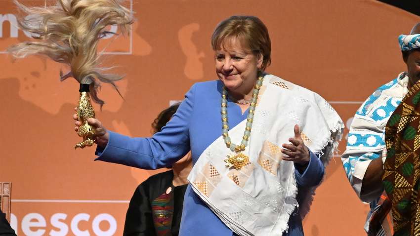 Меркель отримала премію миру та згадала про війну в Україні