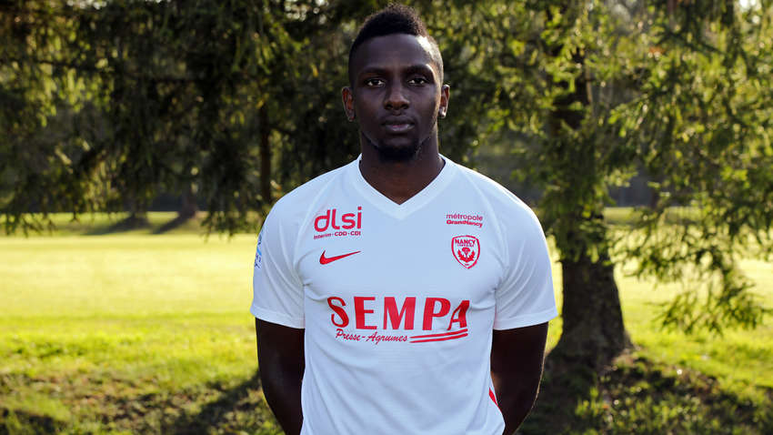 Во время игры внезапно умер известный 30-летний футболист Во время игры внезапно умер известный 30-летний футболист