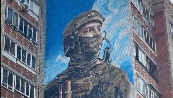 У Підмосков'ї намалювали мурал із бійцем бригади «АЗОВ» У Підмосков'ї намалювали мурал із бійцем бригади «АЗОВ»